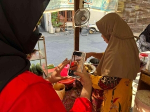 Pelaku UMKM kuliner Nusantara menggunakan teknologi digital untuk mengembangkan usaha