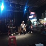 Pengunjung bernyanyi bersama live band di Kuliner Pasar Modern Sentraland Parung Panjang, Kabupaten Tangerang.