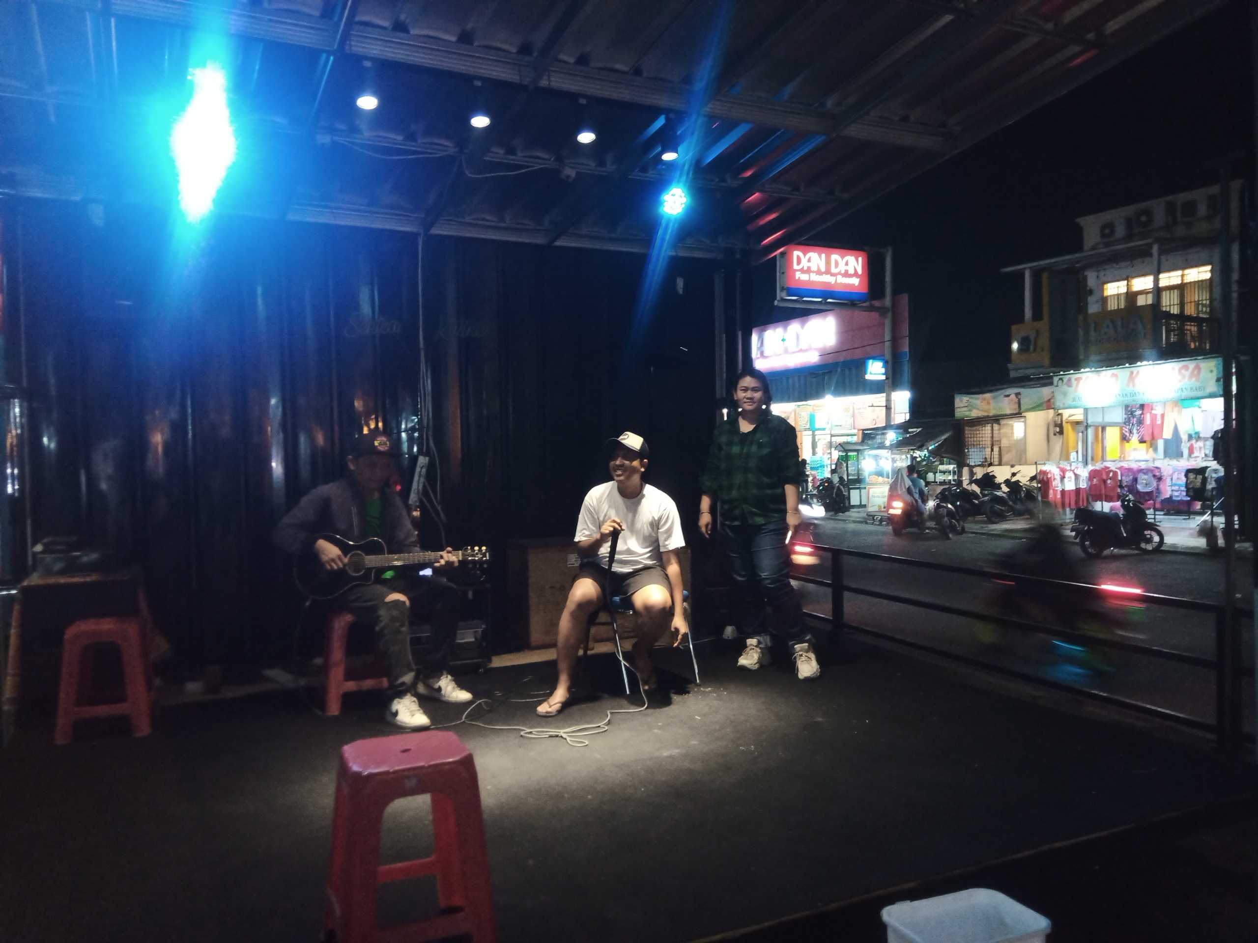 Pengunjung bernyanyi bersama live band di Kuliner Pasar Modern Sentraland Parung Panjang, Kabupaten Tangerang.
