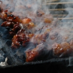 Sate kambing legendaris dan viral di Jabodetabek dengan daging empuk dibakar di atas arang.
