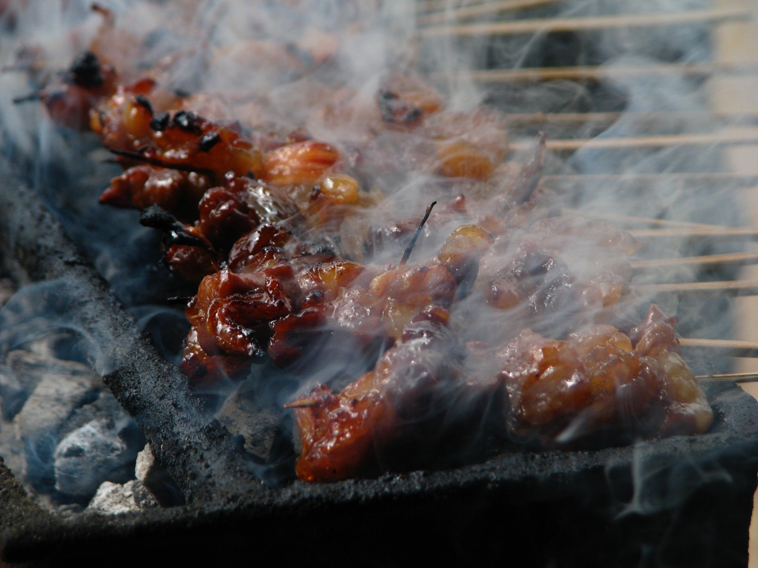 Sate kambing legendaris dan viral di Jabodetabek dengan daging empuk dibakar di atas arang.