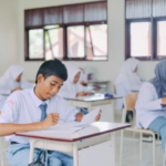 Siswa dan mahasiswa memulai kegiatan belajar pada tahun ajaran baru 2026.