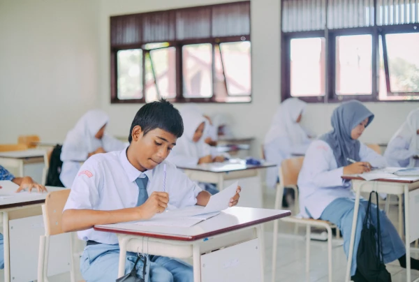 Siswa dan mahasiswa memulai kegiatan belajar pada tahun ajaran baru 2026.