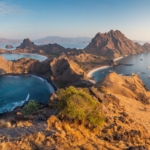 Panorama Pulau Padar di Labuan Bajo, salah satu destinasi wisata paling populer di Nusa Tenggara Timur.