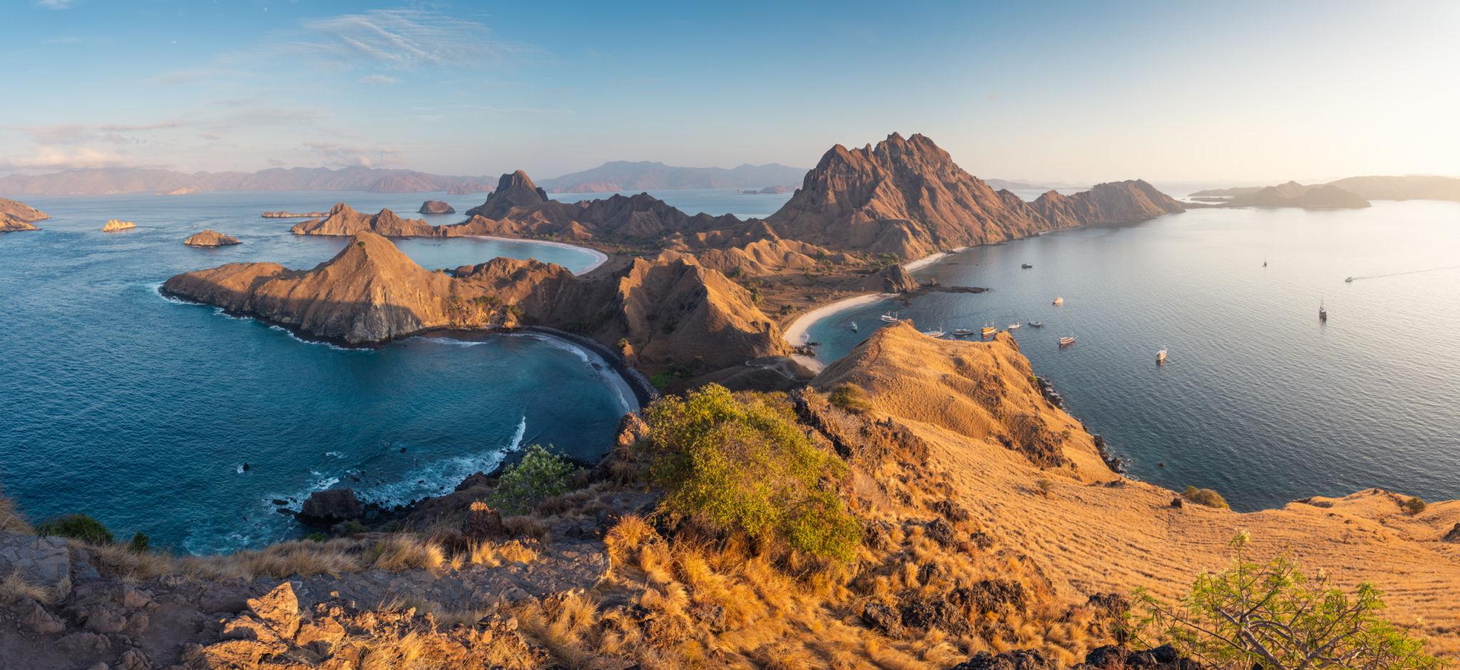 Panorama Pulau Padar di Labuan Bajo, salah satu destinasi wisata paling populer di Nusa Tenggara Timur.