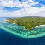 Panorama Kepulauan Wakatobi dengan laut biru jernih di Sulawesi Tenggara.