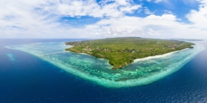 Panorama Kepulauan Wakatobi dengan laut biru jernih di Sulawesi Tenggara.
