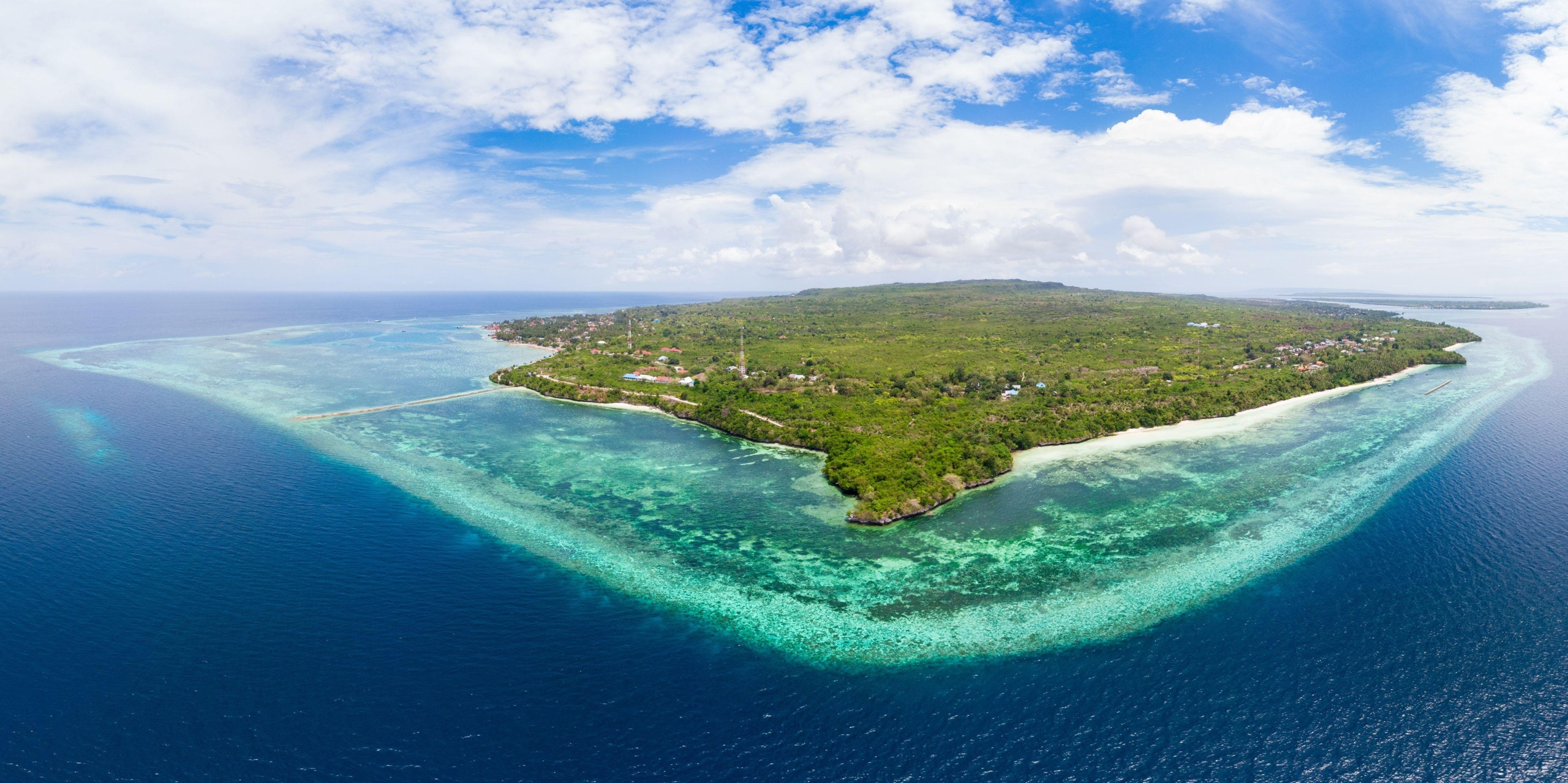 Panorama Kepulauan Wakatobi dengan laut biru jernih di Sulawesi Tenggara.