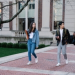 Pemandangan kampus modern di Korea Selatan dengan mahasiswa berjalan di area universitas sebagai ilustrasi daftar universitas terbaik di Korea Selatan tahun 2027.