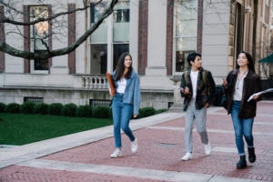 Pemandangan kampus modern di Korea Selatan dengan mahasiswa berjalan di area universitas sebagai ilustrasi daftar universitas terbaik di Korea Selatan tahun 2027.