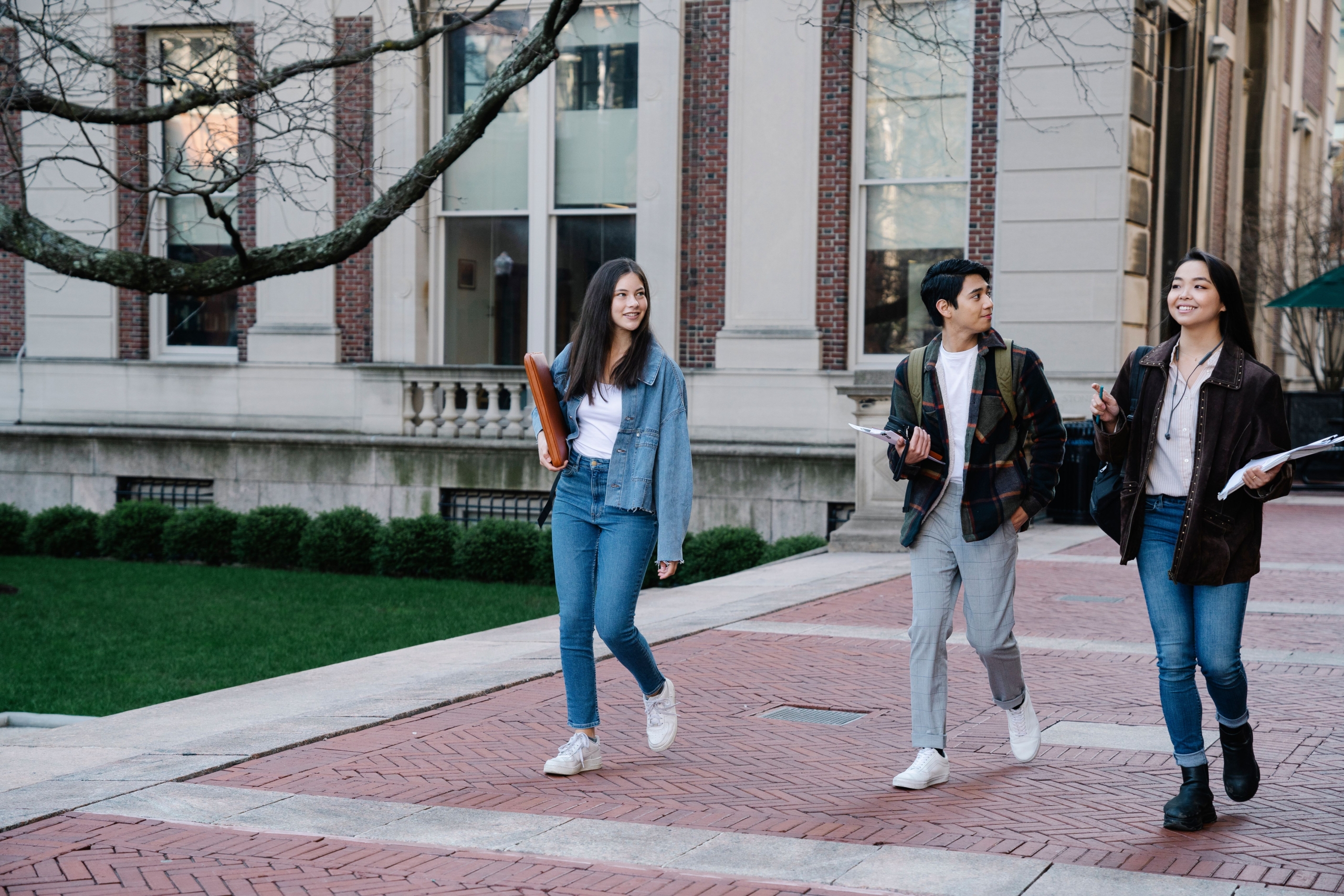 Pemandangan kampus modern di Korea Selatan dengan mahasiswa berjalan di area universitas sebagai ilustrasi daftar universitas terbaik di Korea Selatan tahun 2027.