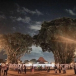 Wisatawan berjalan di kawasan Malioboro Yogyakarta yang menjadi salah satu tempat wisata gratis favorit.