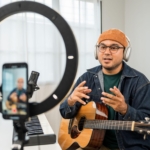 Musisi independen membangun personal branding melalui identitas visual, media sosial, dan studio rekaman.