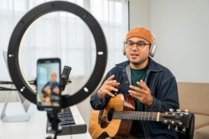 Musisi independen membangun personal branding melalui identitas visual, media sosial, dan studio rekaman.