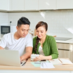 Ilustrasi seseorang menyusun anggaran keuangan, menghitung pengeluaran, menabung, dan merencanakan investasi sebagai langkah menghadapi kondisi ekonomi yang tidak menentu.