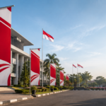 Ilustrasi banner merah putih bertema Hari Ulang Tahun ke-81 Republik Indonesia terpasang di area perkantoran sebagai inspirasi desain banner HUT RI 2026.