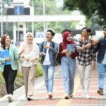 Mahasiswa sedang berdiskusi di lingkungan kampus sebagai ilustrasi jurusan kuliah yang memiliki prospek kerja tinggi di masa depan.
