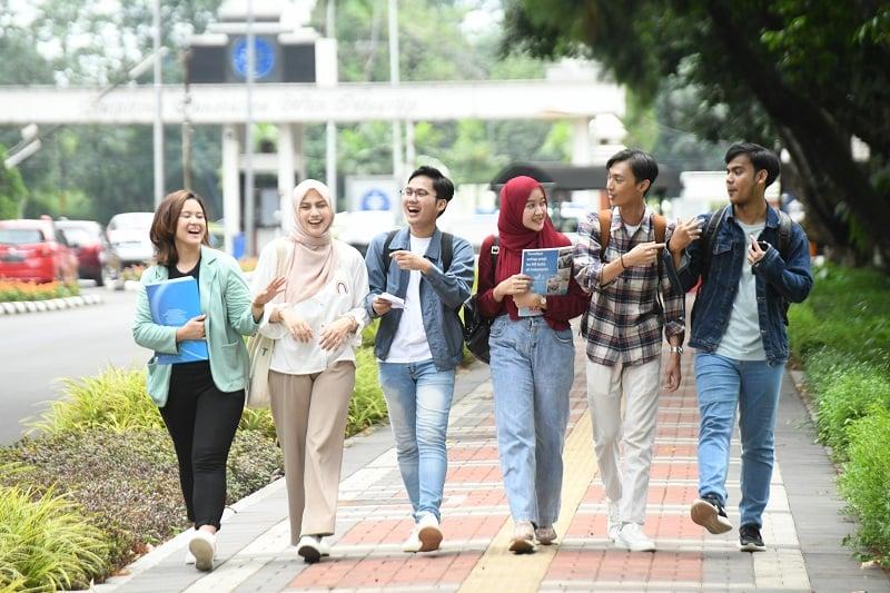 Mahasiswa sedang berdiskusi di lingkungan kampus sebagai ilustrasi jurusan kuliah yang memiliki prospek kerja tinggi di masa depan.