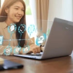 Ilustrasi seorang profesional Indonesia menggunakan teknologi AI di laptop untuk membuat konten, mengelola website, menganalisis data, dan mengembangkan bisnis digital.