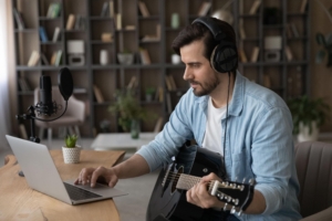 Musisi independen mempromosikan lagu melalui media sosial, platform streaming, dan studio rekaman rumahan.