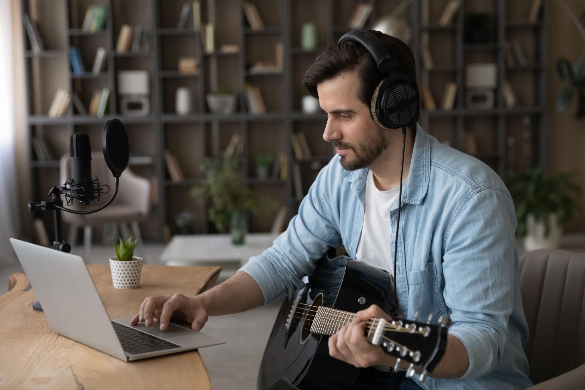 Musisi independen mempromosikan lagu melalui media sosial, platform streaming, dan studio rekaman rumahan.