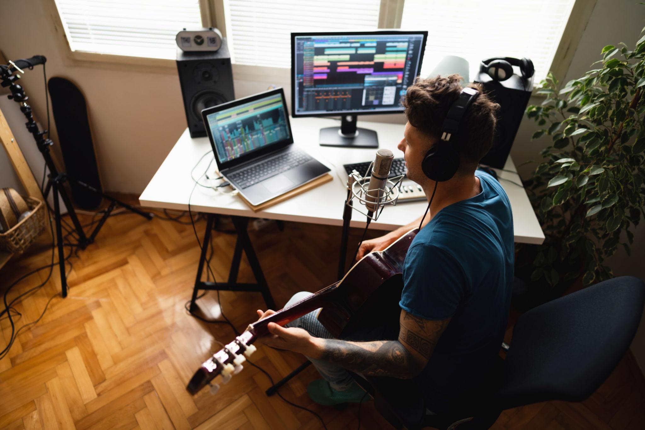 Musisi independen sedang merekam lagu di studio rumahan sebagai ilustrasi strategi promosi musik tanpa label rekaman.